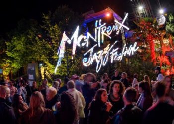 Festivalgoers attend the 51st Montreux Jazz Festival on July 1st, 2017 in Montreux. / AFP PHOTO / Fabrice COFFRINI / RESTRICTED TO EDITORIAL USE