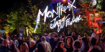 Festivalgoers attend the 51st Montreux Jazz Festival on July 1st, 2017 in Montreux. / AFP PHOTO / Fabrice COFFRINI / RESTRICTED TO EDITORIAL USE