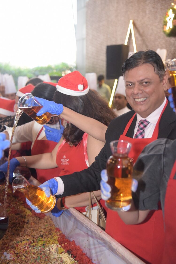 Crowne Plaza New Delhi Okhla rings in the festive season with a cake mixing ceremony