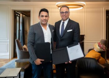 Signing ceremony (Mr. Amit Rai, Chairman of the Board, Espire Group and Mr. Rajeev Menon, President, Asia Pacific excluding China, Marriott International) 