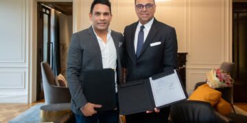 Signing ceremony (Mr. Amit Rai, Chairman of the Board, Espire Group and Mr. Rajeev Menon, President, Asia Pacific excluding China, Marriott International) 