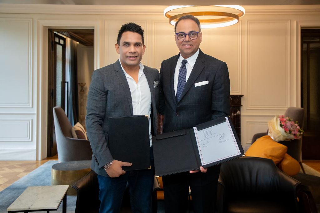 Signing ceremony (Mr. Amit Rai, Chairman of the Board, Espire Group and Mr. Rajeev Menon, President, Asia Pacific excluding China, Marriott International) 